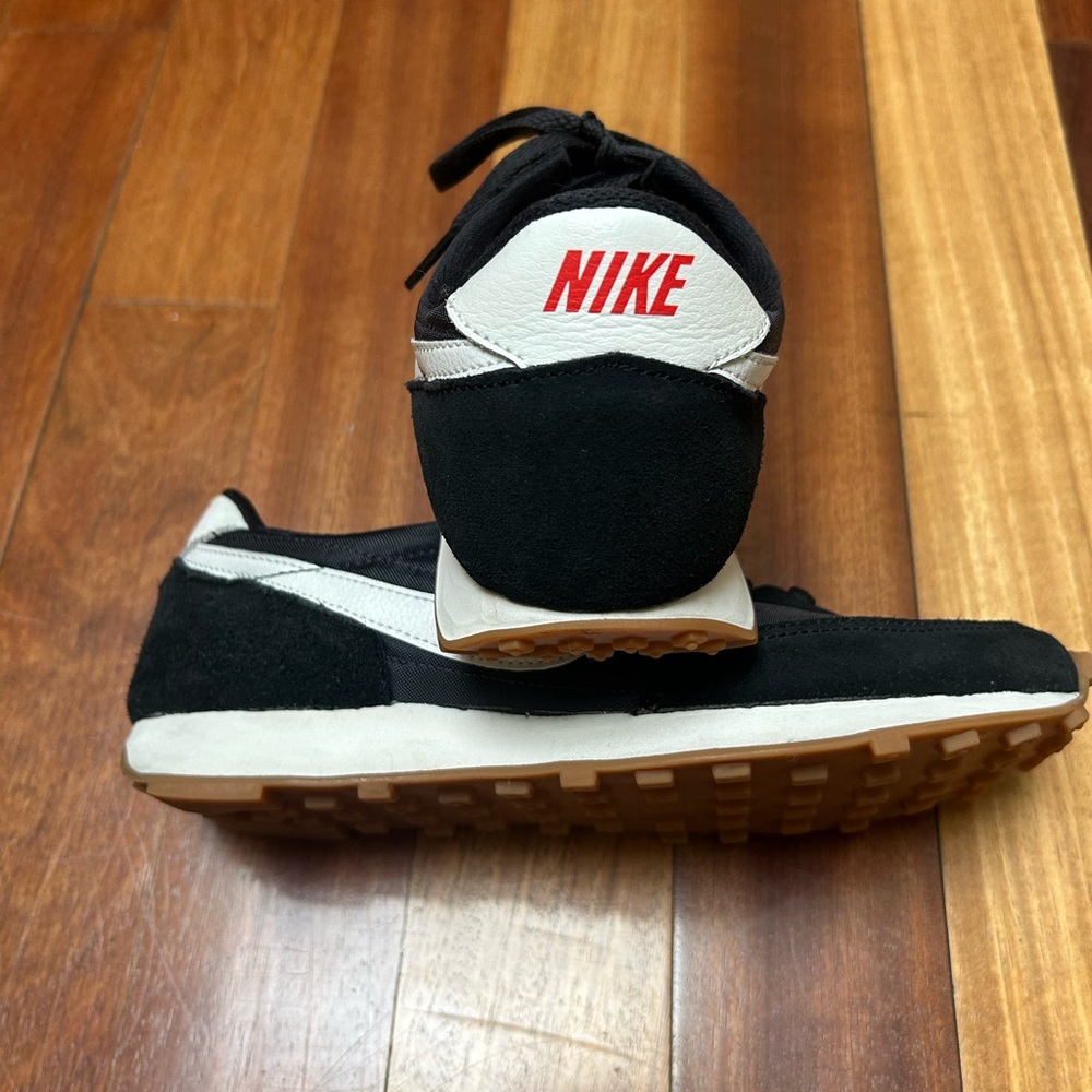 Nike Daybreak Black and White Sneakers. Size 7